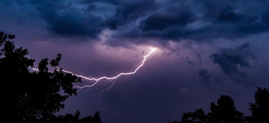 Квітень із сюрпризами: найближчими днями грози і штормовий вітер пройдуться Україною Квітень із сюрпризами: найближчими днями грози і штормовий вітер пройдуться Україною