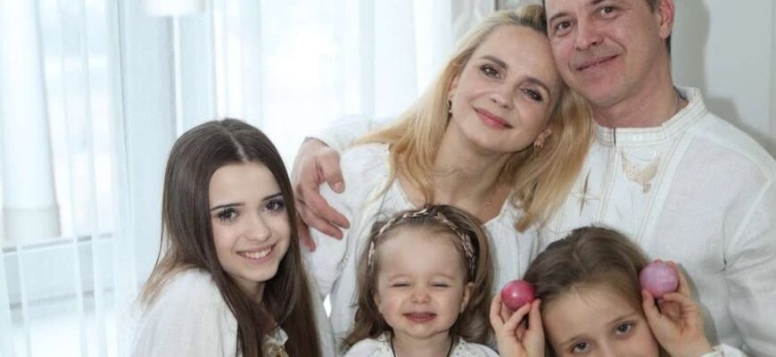 Лілія Ребрик у Великдень наробила атмосферних фото з чоловіком і трьома доньками і показала, як святкує