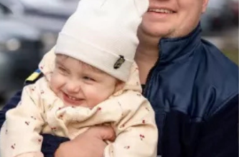 “Стіни почали сипатися”: Надзвичайники провідали дворічну Кароліну, яку врятували з-під завалів будинку в Одесі