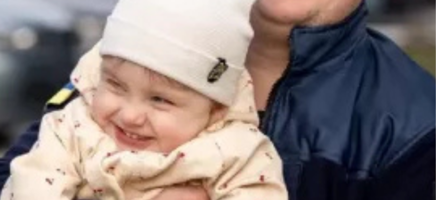 “Стіни почали сипатися”: Надзвичайники провідали дворічну Кароліну, яку врятували з-під завалів будинку в Одесі