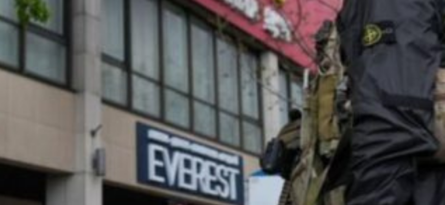 Люди несуть квіти до “Велмарта”, де утримували заручників: коли запрацює магазин