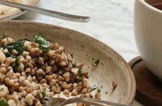 Чому не можна пити чай одразу після їди: лікарі попередили про приховану небезпеку