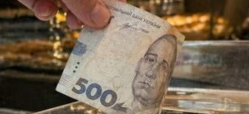 Знайшла гроші на вулиці – брати чи ні: що кажуть прикмети і як не помилитись