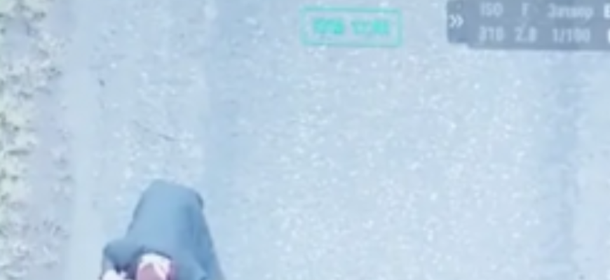 “Бабусю, сідай!”: Бійці ЗСУ евакуювали 77-річну жінку із сірої зони за допомогою наземного робота (відео)