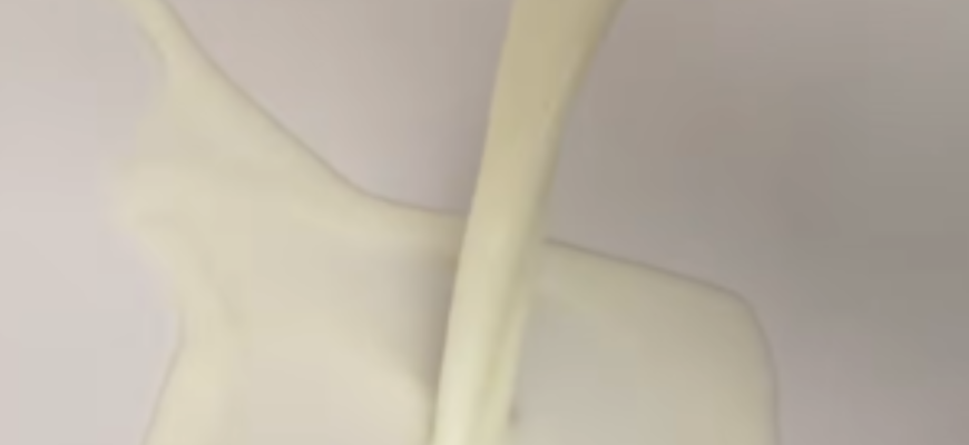 Сантехнік із 30-річним стажем не повірив, що чищу душ молоком – поки не побачив результат: наліт зникає сам