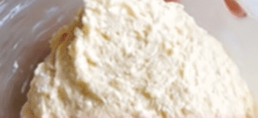 Не оладки і не сирники. Пухка смакота на сніданок з домашнього сиру і борошна — рецепт