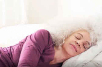 Кардіолог пояснив, чи небезпечно спати на лівому боці