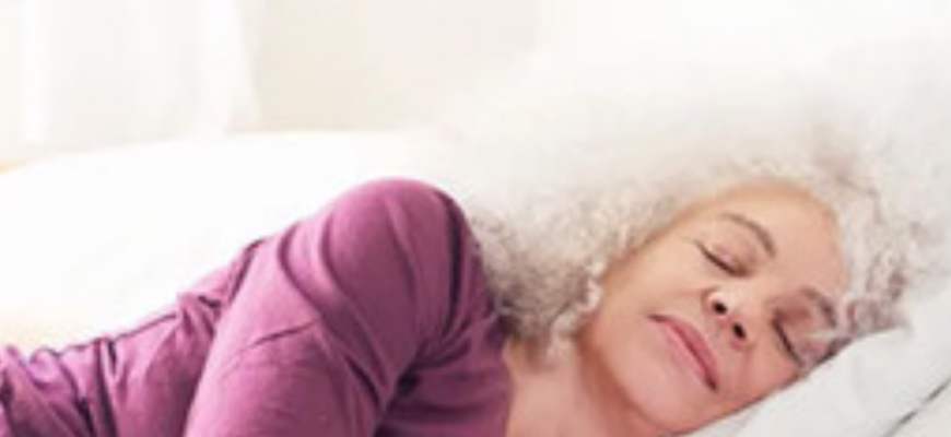 Кардіолог пояснив, чи небезпечно спати на лівому боці