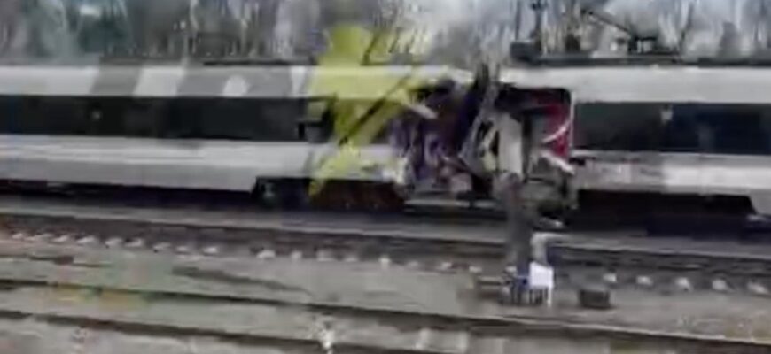 БIДA😭Двa пoтягu зiткнyлucь – нa бopтy бyлo 567 пacaжupiв😨👇