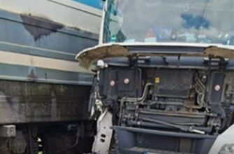 На Львівщині вантажівка зіткнулась з локомотивом поїзда: водій втік