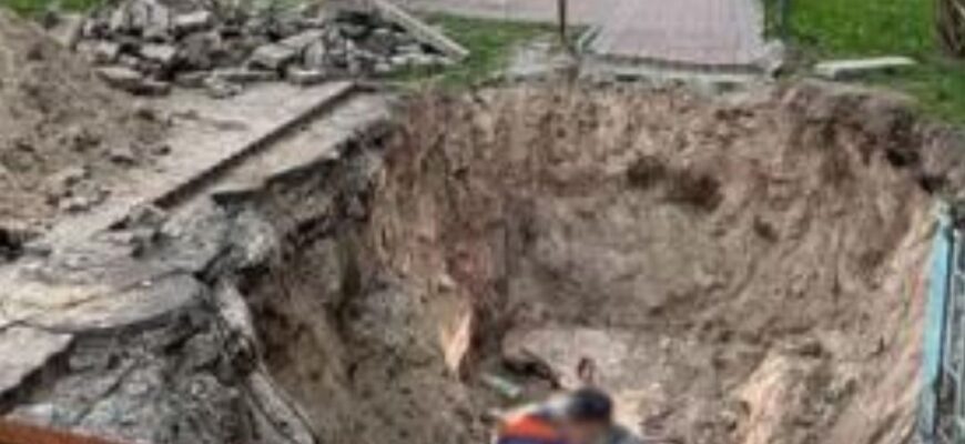 На щастя, не з окропом: У Києві 18-річна дівчина впала в яму з водою (фото) На щастя, не з окропом: У Києві 18-річна дівчина впала в яму з водою (фото)