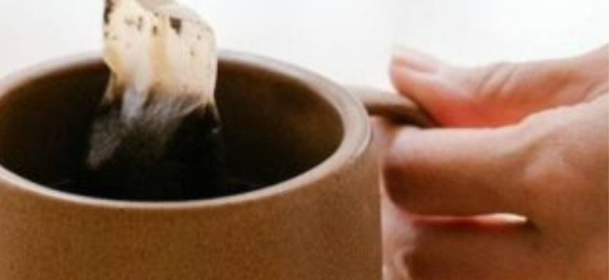 Чайні пакетики можуть виділяти мільярди частинок пластику у ваш напій — що з’ясували вчені