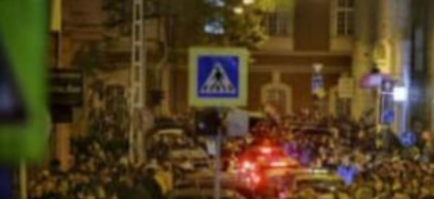 Будапешт вибухнув святкуваннями: тисячі людей вийшли на вулиці після поразки Орбана