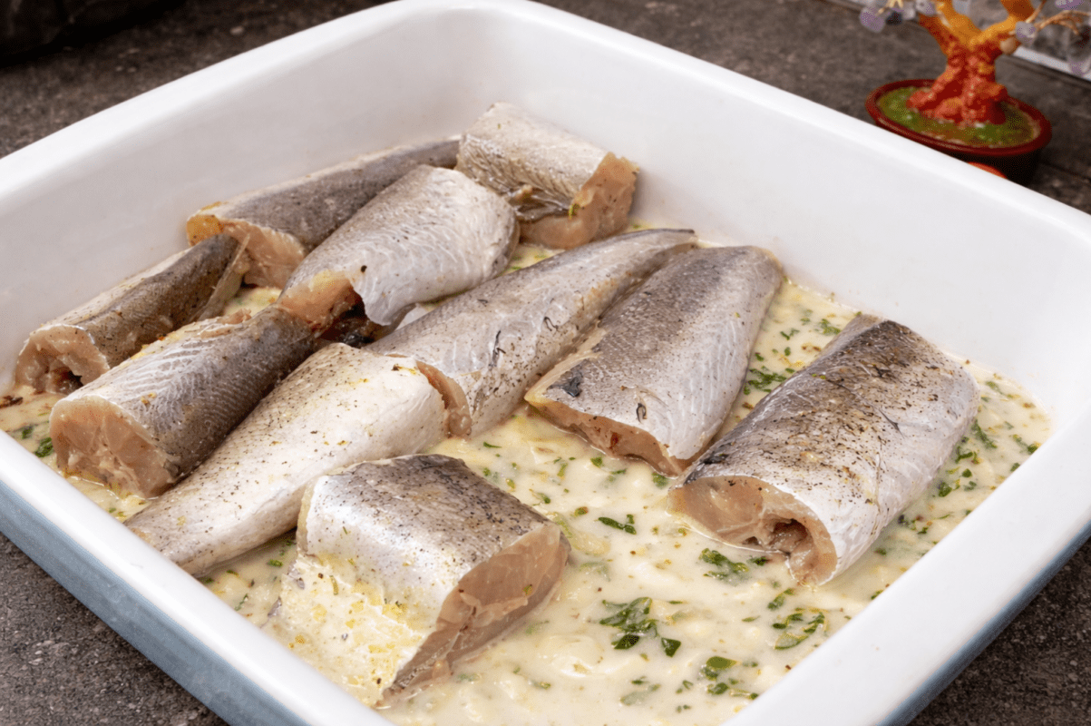 Соковитий хек у ніжному соусі бешамель. Фото: скриншот з відео Соковитий хек у ніжному соусі бешамель. Фото: скриншот з відео