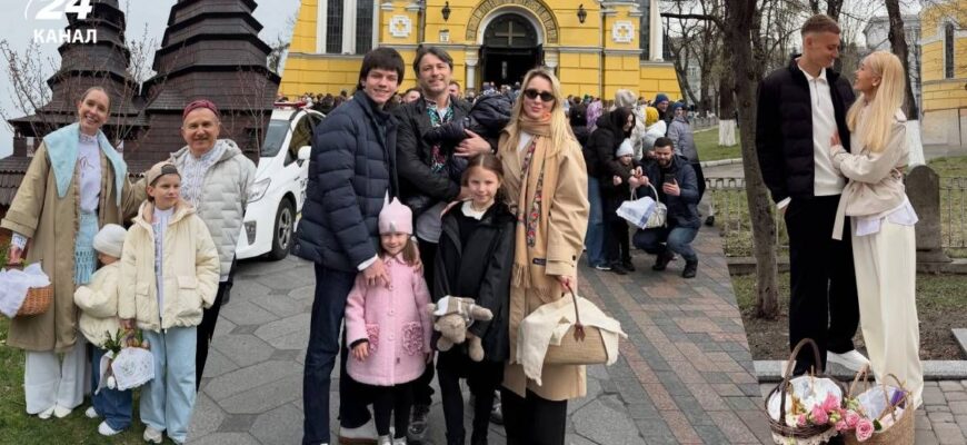 «Христос воскрес»: зірки показали, як освячували паски, і привітали українців з Великоднем