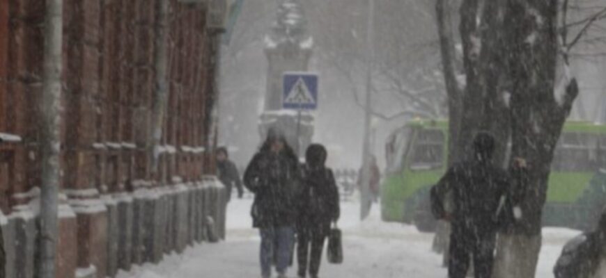 Україну засипає снігом та градом: названо області які під загрозою Україну засипає снігом та градом: названо області які під загрозою