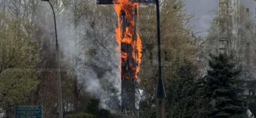 У Варшаві у Страсну п’ятницю загорівся 17-метровий хрест