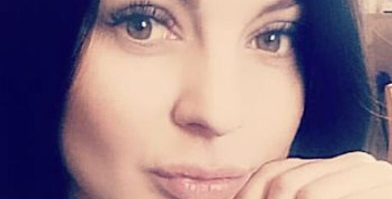 — Останній платіж, Катюшо! Все! Ми вільні! — Василь кружляв дружину по тісній кухні, щасливо сміючись.