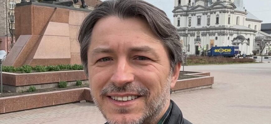 Сергій Притула показав, як із дружиною та одразу чотирма дітьми святив паски в Києві