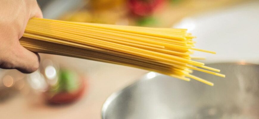 Шеф-кухар поставив крапу в дискусії: чи потрібно промивати водою варені макарони Шеф-кухар поставив крапу в дискусії: чи потрібно промивати водою варені макарони