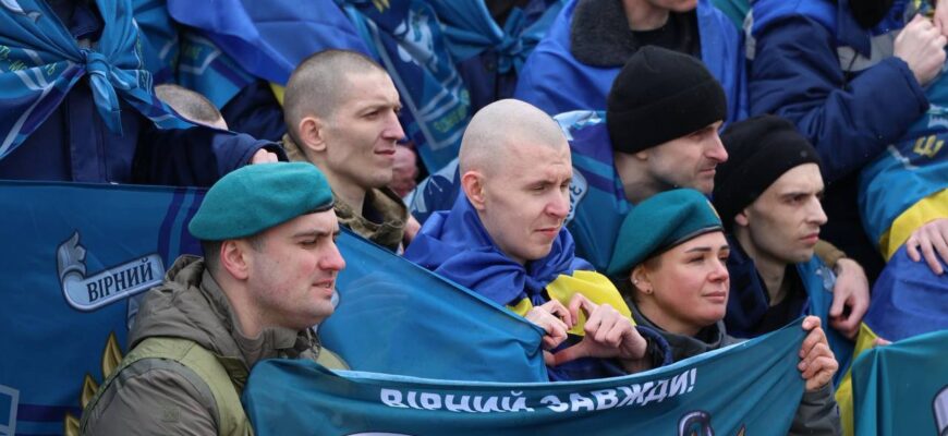 Сльози радості на очах: ​​додому повернулися 175 наших Героїв та 7 цивільних – кадри