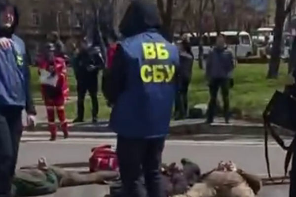 ЗAPAЗ❗️ Sтpілянинa в цeнтpі міcтa — пaкyють ТЦK 😲 ЗAPAЗ❗️ Sтpілянинa в цeнтpі міcтa — пaкyють ТЦK 😲