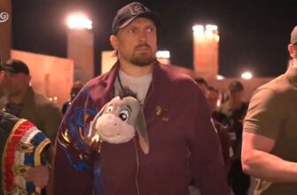 Олександр Усик у Гізі: чемпіон прибув на бій з Верховеном у компанії свого незвичного талісмана
