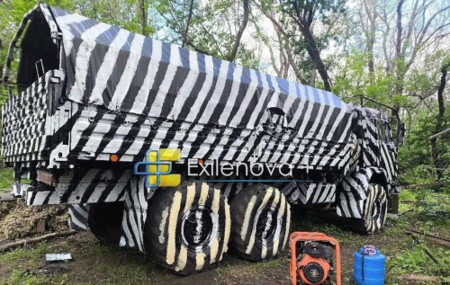 Дивний камуфляж окупантів: чому ворог почав малювати “зебру” на своїй техніці