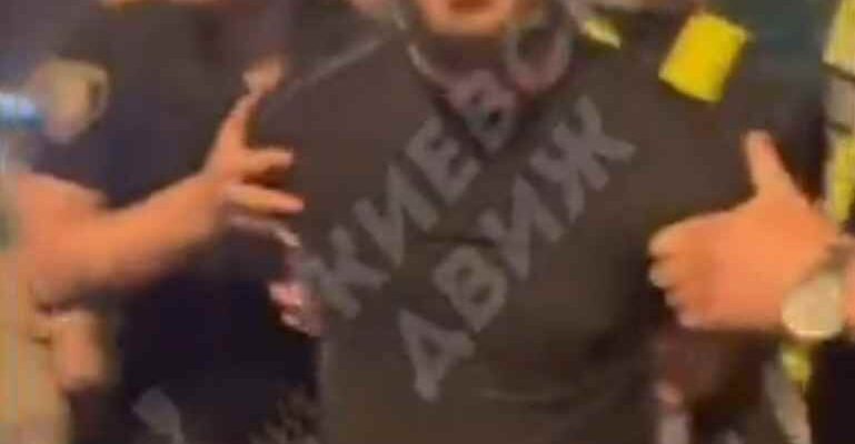 ❗️Затримали агресивного індуса у Києві на Хрещатику: він вдарив дівчину у живіт, — місцеві ЗМІ