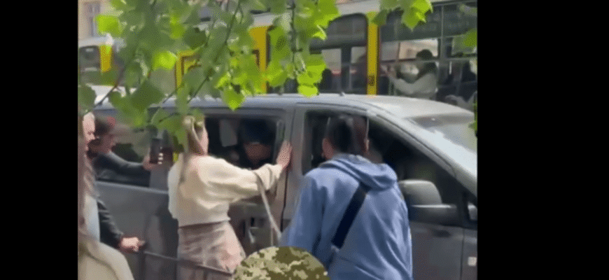 Штурм буса ТЦК у Львові: люди вибили скло та відбили чоловіка — відео