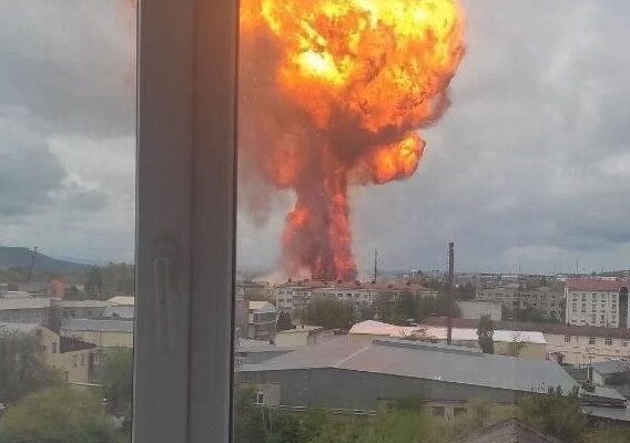 Аааа! Що це було? Небо над містом почорніло від вибуху: перші подробиці та кадри з місця події