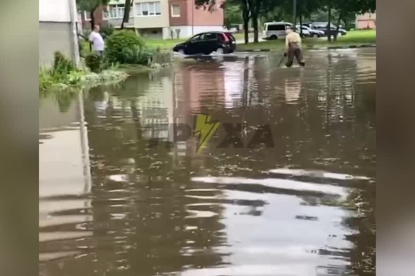 Блискавка вгатила у багатоповерхівку, а міста пішли під воду: що коїться в Україні прямо зараз?