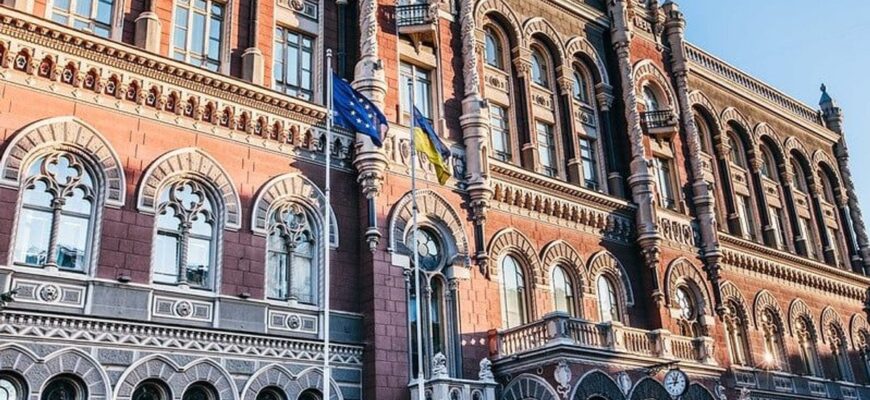 Нічна атака РФ на Київ: історична будівля НБУ зазнала пошкоджень