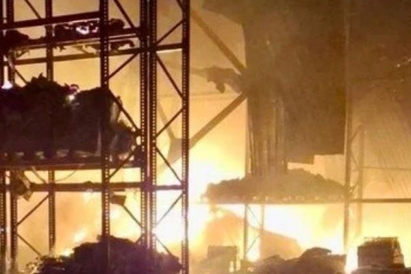 Пекельна ніч у Дніпрі: ворожі дрони вдарили по складах, є загиблі та поранені