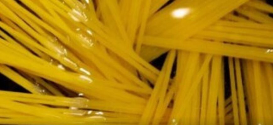 Додавати олію у воду для макаронів чи ні: думка професійних кухарів