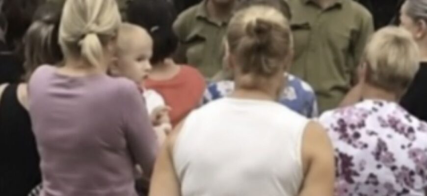Ранок, Західна Україна, ТЦК хотіли “забрати” чоловіків зі села, але погляньте що зробили їхні жінки – Відео вкоментарі👇