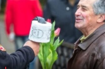 “Це для чистоти Литви”: у Вільнюсі 9 травня роздавали туалетний папір з портретом Путіна