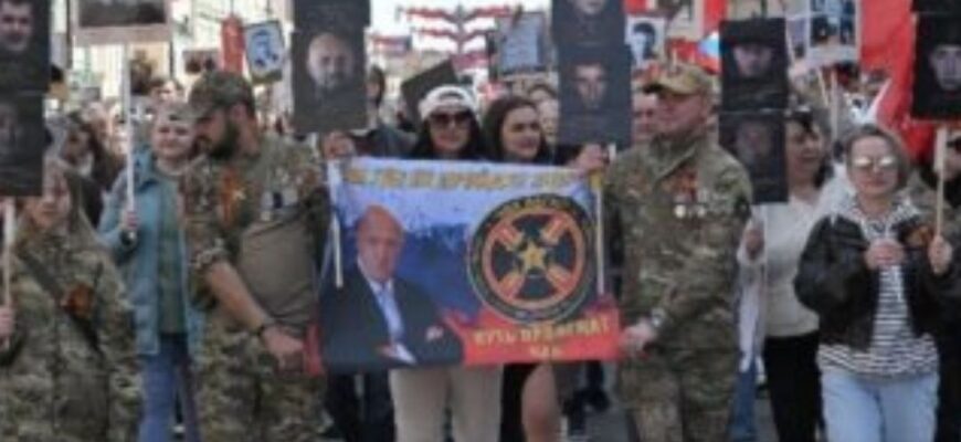 У Петербурзі “Безсмертний полк” вийшов з-під контролю: туди принесли портрет бунтівника Пригожина