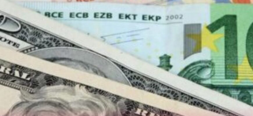Долар та євро перевернулися: новий курс валют, де краще міняти у ПриватБанку чи Ощадбанку