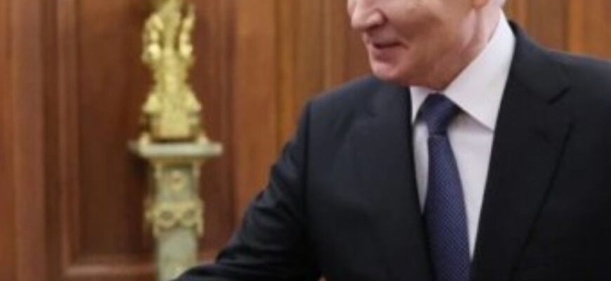 Параноя диктатора: чому Путін тепер вимагає знімати годинники перед зустрічами?