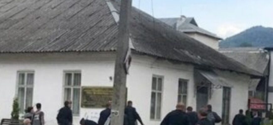 Спроба штурму ТЦК на Закарпатті: військові відкрили вогонь для стримування натовпу (відео)