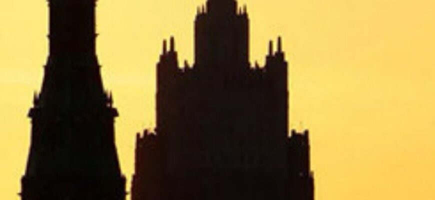 Москву атакували дрони: один з них зачепив багатоповерхівку за 6 км від Кремля. ВІДЕО