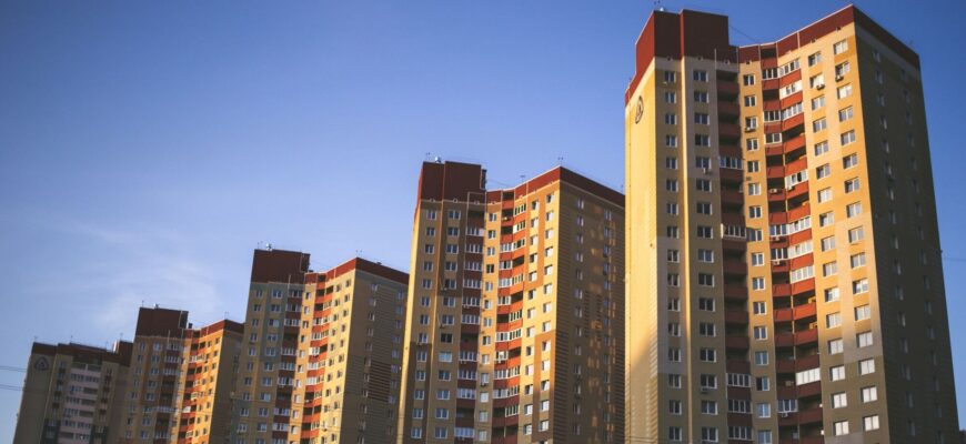Відселення українців зі старих будинків: влада готує нові правила знесення «хрущовок»