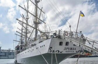 Безглузда атака: російський морський дрон вгатив по вітрильнику в порту Одеси