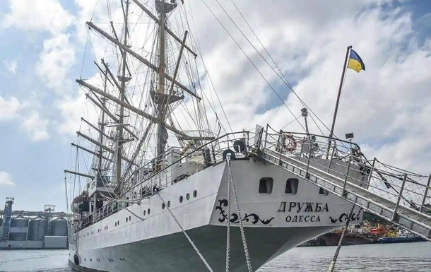 Безглузда атака: російський морський дрон вгатив по вітрильнику в порту Одеси