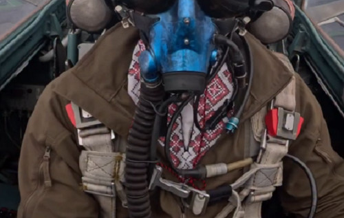 У небі над Україною: пілот Air Hooligan вразив ефектним привітанням у вишиванці