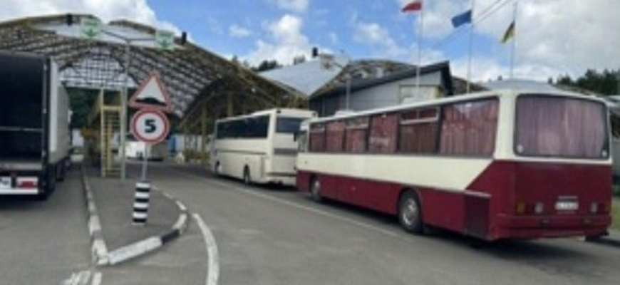 Польські прикордонники зупинили автобус з України через «подарунки» однієї пасажирки: деталі інциденту