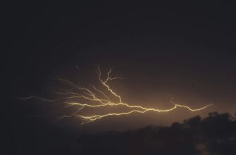 Стихія лютує: Київ накрили аномальні блискавки, місто здригається від ударів