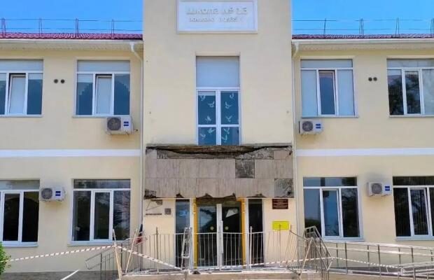 Кривавий випускний у Севастополі: у щойно відремонтованій школі обвалився балкон з дітьми