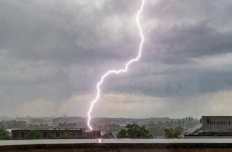 Блискавка в Ужгороді: страшні кадри нічного інциденту, які шокували мережу